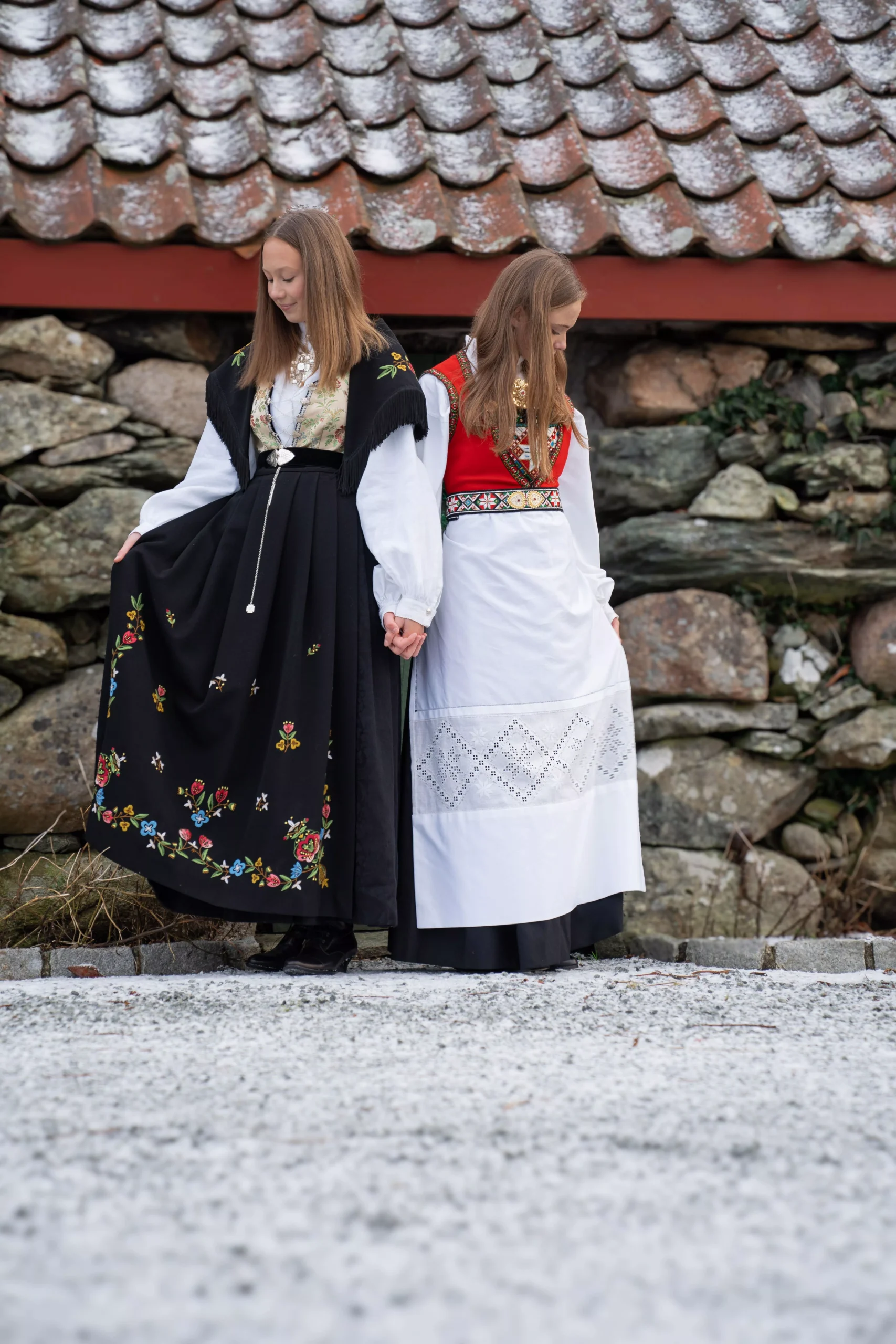 Detalj fra håndlaget bunad, bilde 12