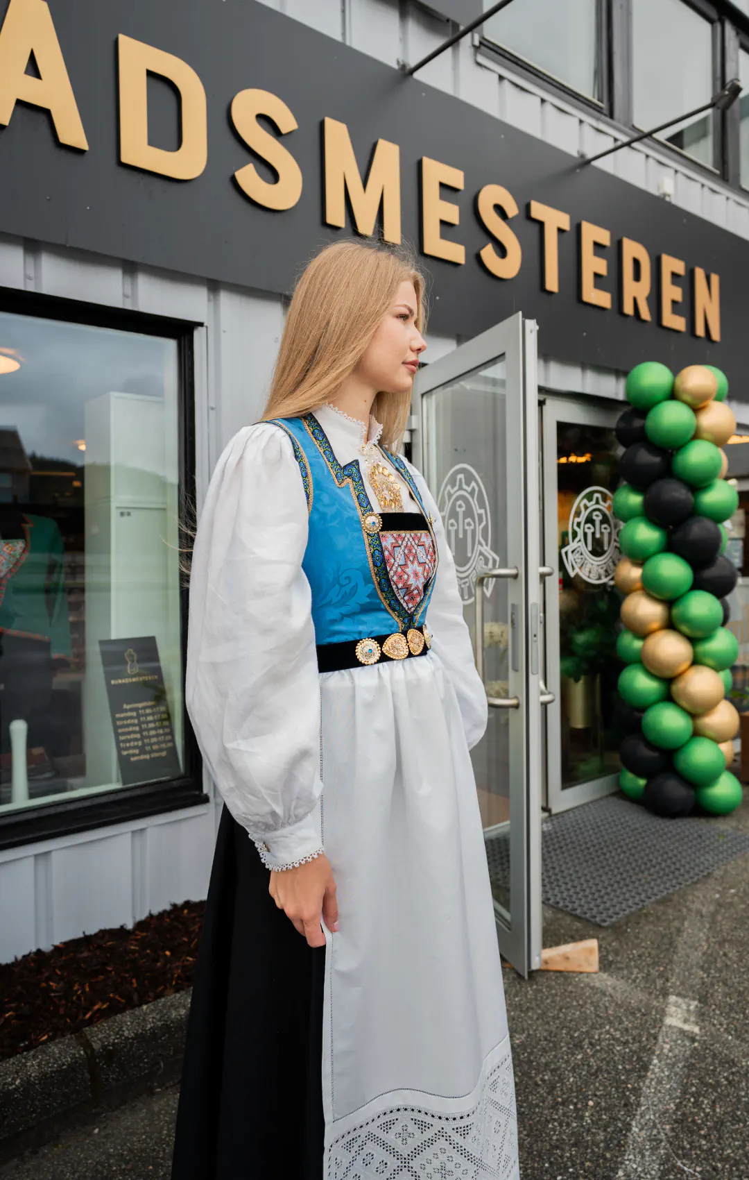 Bunadsmesteren utenfor butikken i Haugesund